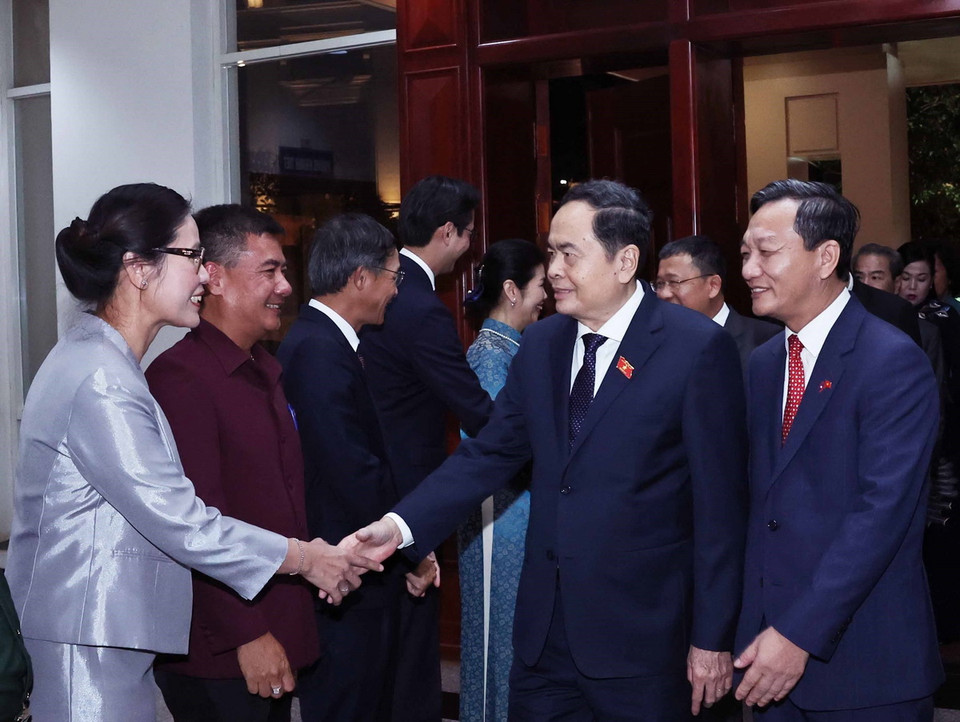 Chủ tịch Quốc hội Trần Thanh Mẫn với cán bộ, nhân viên Đại sứ quán Việt Nam tại Lào. (Ảnh: Thống Nhất/TTXVN)