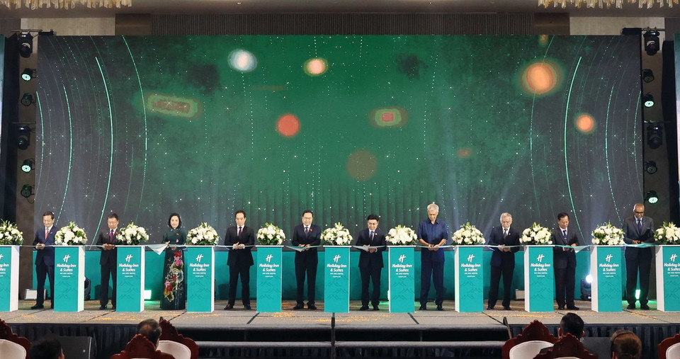 Chủ tịch Quốc hội Trần Thanh Mẫn cùng Chủ tịch Quốc hội nước Cộng hòa Dân chủ Nhân dân Lào Saysomphone Phomvihane và Chủ tịch Liên nghị viện ASEAN (AIPA) Saysomphone Phomvihane thực hiện nghi thức khánh thành Khách sạn Holiday Inn &amp; Suites Vientiane. (Ảnh: Thống Nhất/TTXVN)