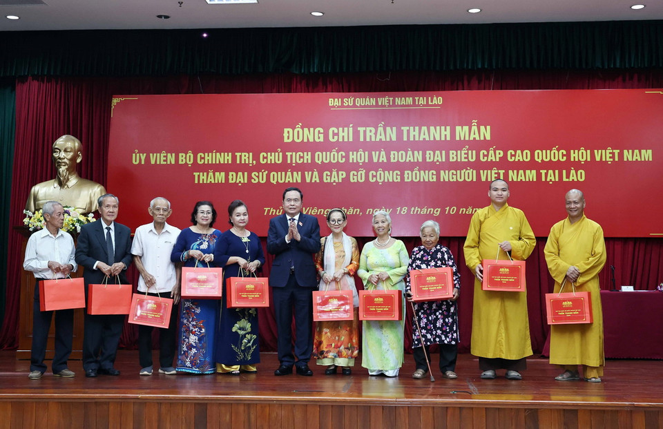 Chủ tịch Quốc hội Trần Thanh Mẫn tặng quà cho cộng đồng người Việt Nam tại Lào. (Ảnh: Thống Nhất/TTXVN)