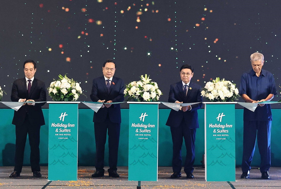 Chủ tịch Quốc hội Trần Thanh Mẫn cùng Chủ tịch Quốc hội nước Cộng hòa Dân chủ Nhân dân Lào Saysomphone Phomvihane và Chủ tịch Liên nghị viện ASEAN (AIPA) Saysomphone Phomvihane thực hiện nghi thức khánh thành Khách sạn Holiday Inn &amp; Suites Vientiane. (Ảnh: Thống Nhất/TTXVN)