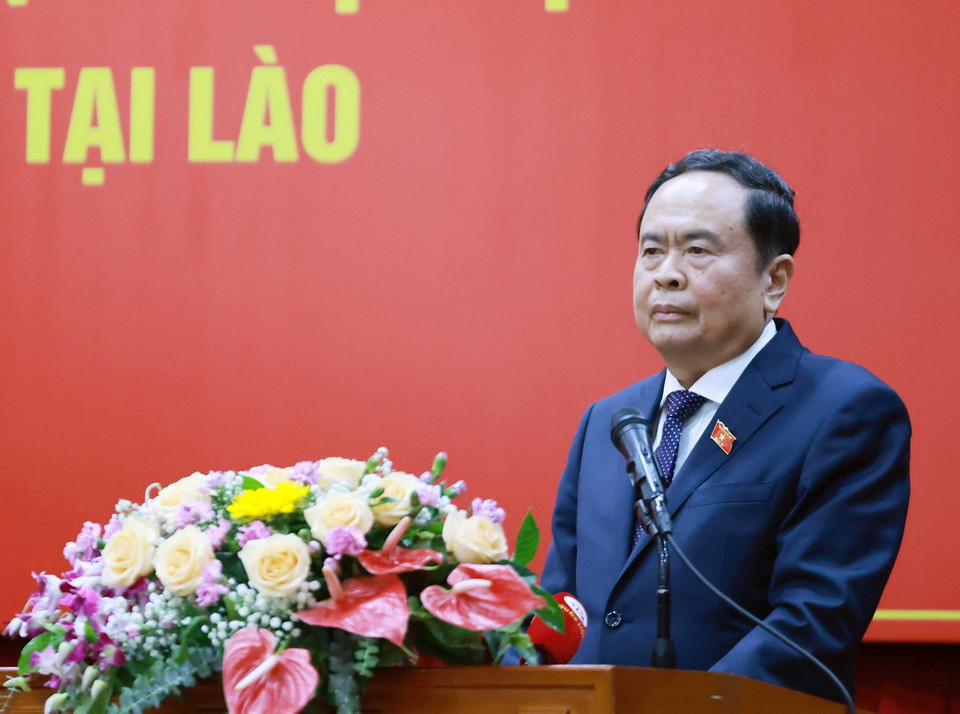 Chủ tịch Quốc hội Trần Thanh Mẫn phát biểu tại buổi gặp gỡ cán bộ, nhân viên Đại sứ quán và cộng đồng người Việt Nam tại Lào. (Ảnh: Thống Nhất/TTXVN)