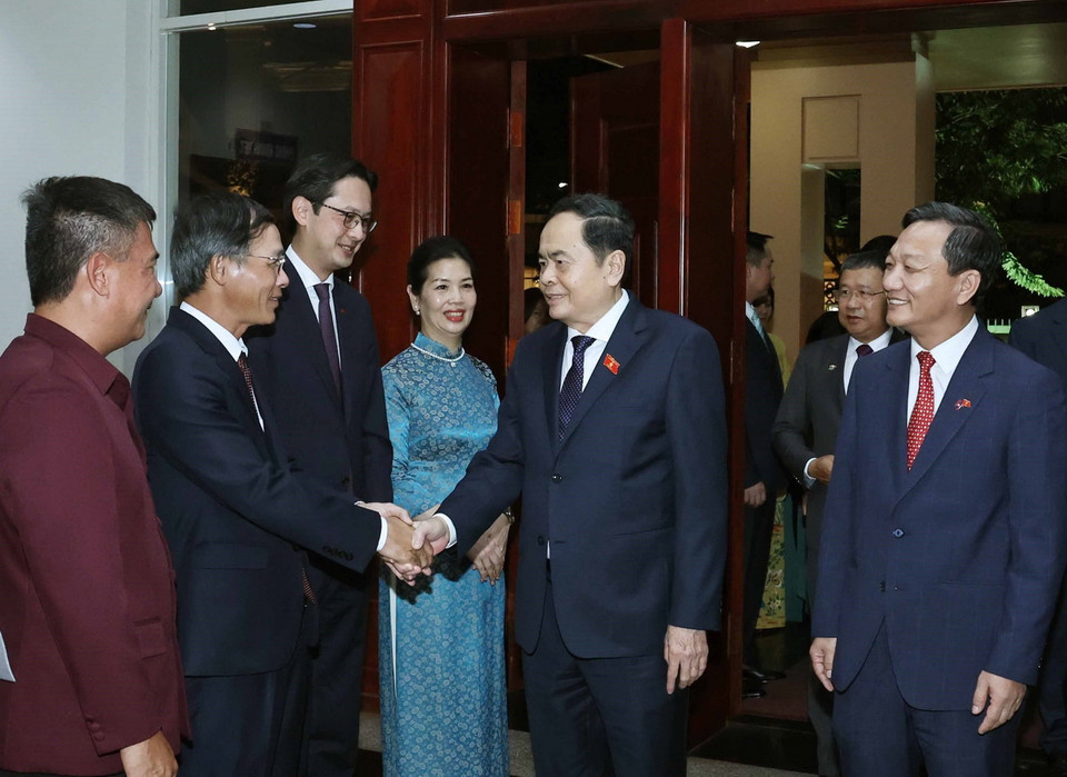 Chủ tịch Quốc hội Trần Thanh Mẫn với cán bộ, nhân viên Đại sứ quán Việt Nam tại Lào. (Ảnh: Thống Nhất/TTXVN)