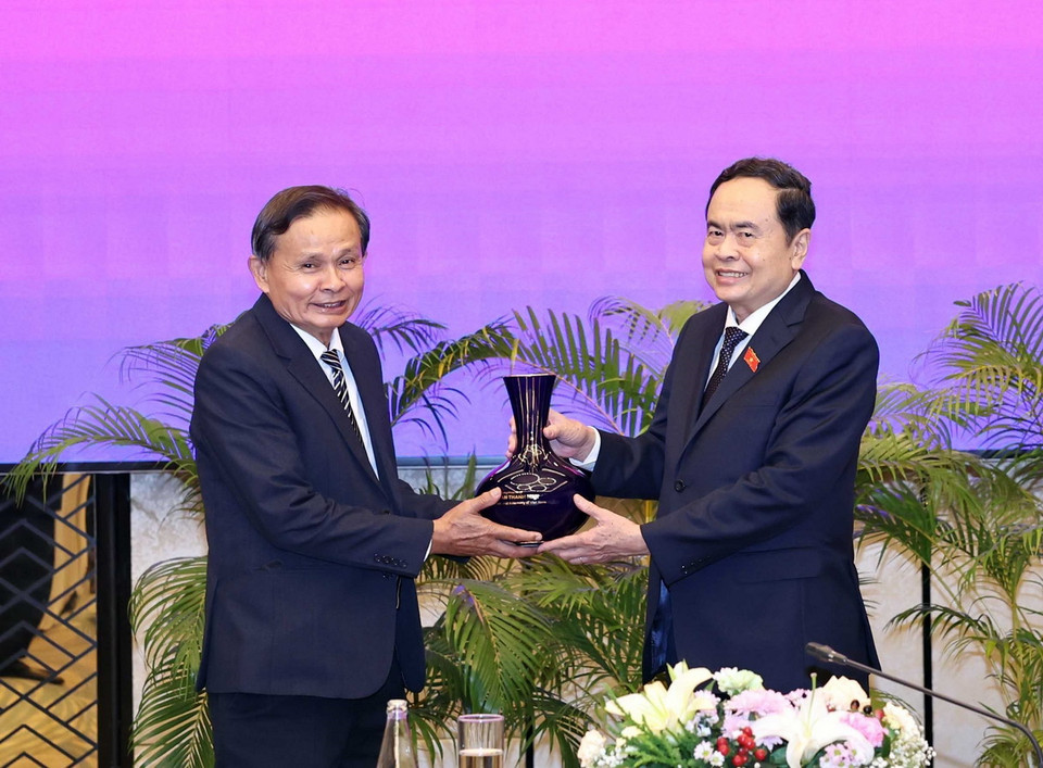 Chủ tịch Quốc hội Trần Thanh Mẫn tặng quà lưu niệm cho Phó Chủ tịch Trung ương Mặt trận Lào xây dựng đất nước Chanphenh Soutthivong. (Ảnh: Thống Nhất/TTXVN)