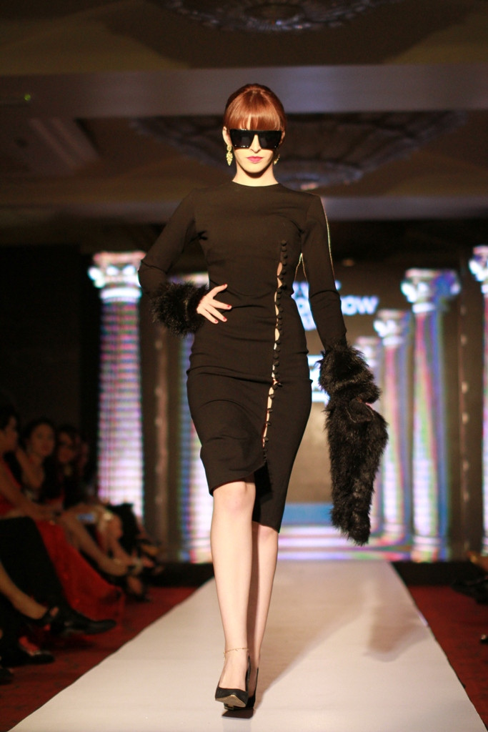 Cũng chỉ nhằm làm tôn lên đường cong quyến rũ của phái đẹp. (Ảnh: Xuân Mai/Vietnam+)