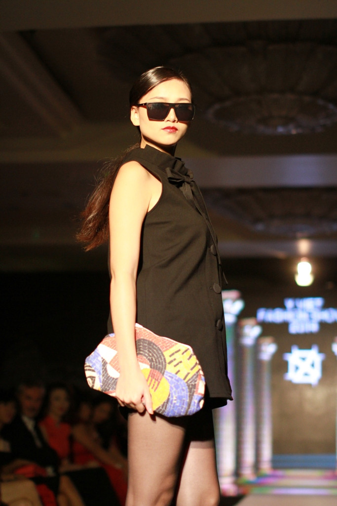 Sự pha trộn phong cách thời trang giữa hai nền văn hóa... (Ảnh: Xuân Mai/Vietnam+)