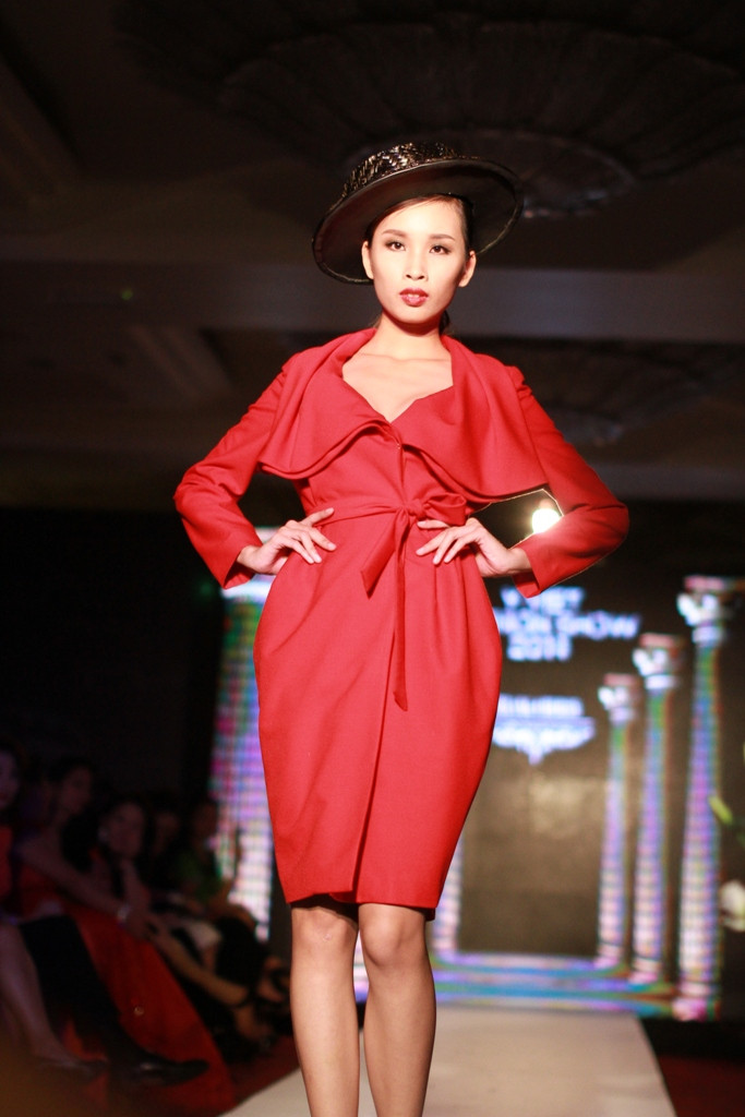 BST sử dụng sắc màu theo xu hướng thời trang châu Âu... (Ảnh: Xuân Mai/Vietnam+)