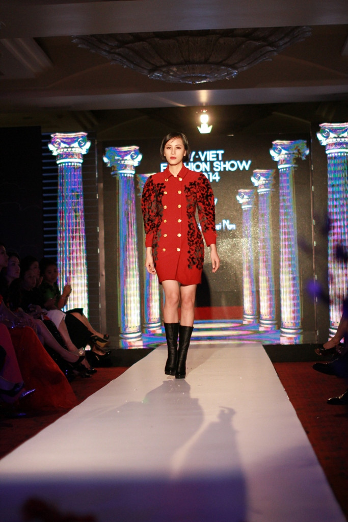 Trong chuyến đi đến đấu trường Colosseum, NTK có những cảm nhận sâu sắc về bề dày văn hóa của người dân Italy. (Ảnh: Xuân Mai/Vietnam+)