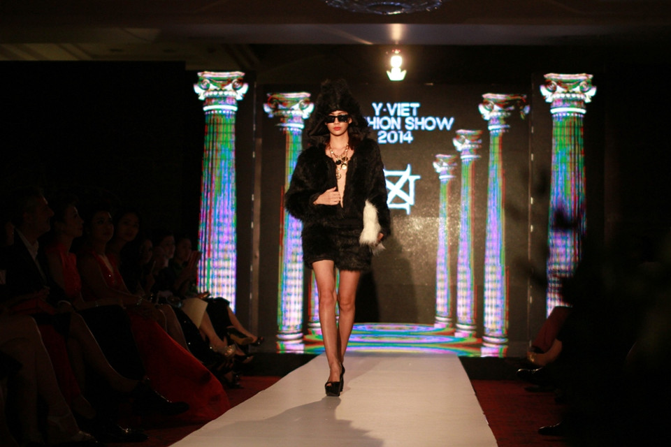 Trang phục làm từ chất liệu lông sang trọng...(Ảnh: Xuân Mai/Vietnam+)