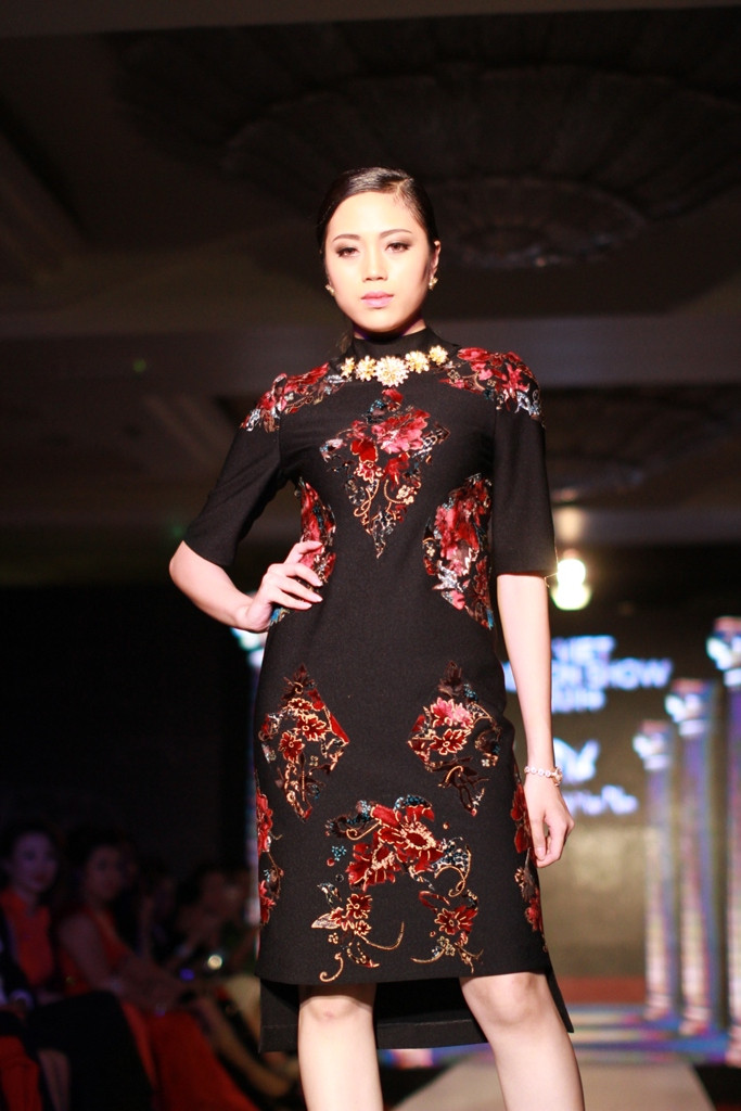 Thông qua nghệ thuật thời trang với nét hoài cổ của màu sắc... (Ảnh: Xuân Mai/Vietnam+)