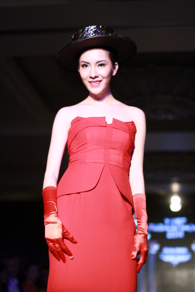 Kết hợp với phom dáng cổ điển... (Ảnh: Xuân Mai/Vietnam+)