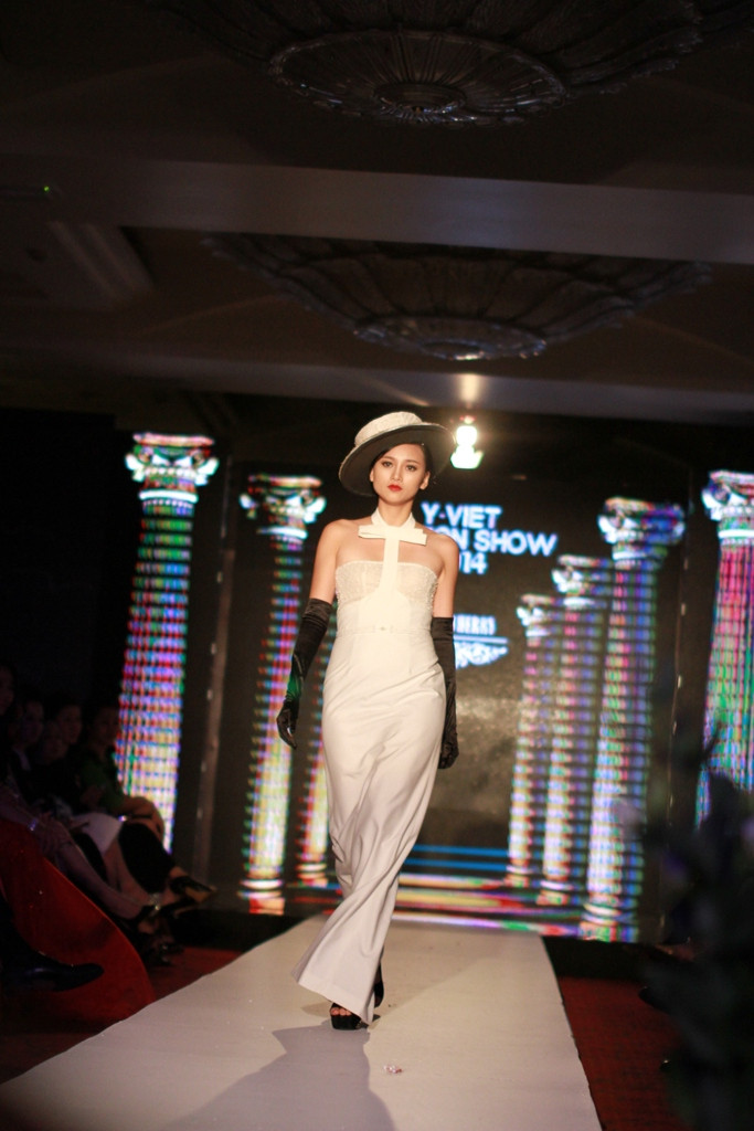 BST lấy cảm hứng từ những bức tranh của các quý cô thập niên 50 thế kỷ trước. (Ảnh: Xuân Mai/Vietnam+)