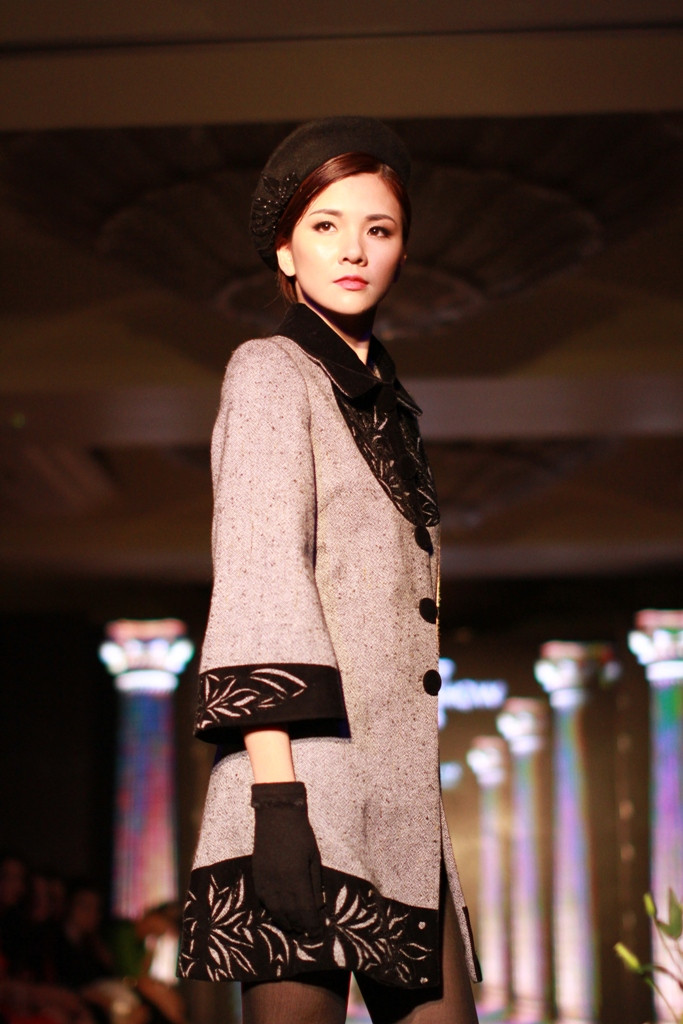 Các thiết kế lấy ý tưởng từ những bông cúc đại đóa... (Ảnh: Xuân Mai/Vietnam+)