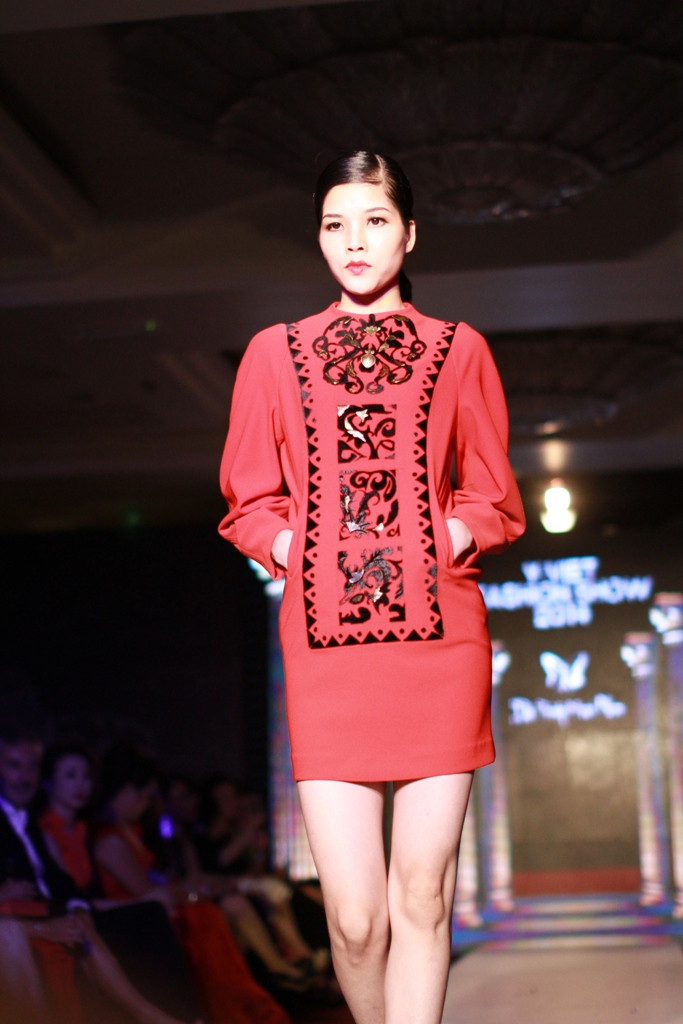 Đó là sự xa hoa tinh tế của các họa tiết nhung đi kèm với những chi tiết mạ vàng tinh xảo. (Ảnh: Xuân Mai/Vietnam+)