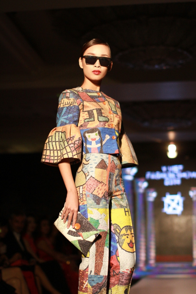 Các thiết kế lấy ý tưởng từ họa tiết tranh thiếu nhi trên con đường gốm sứ của Hà Nội. (Ảnh: Xuân Mai/Vietnam+)