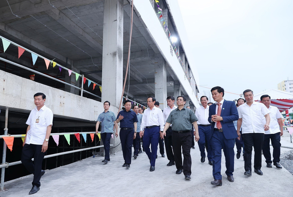 Thủ tướng Phạm Minh Chính kiểm tra dự án xây dựng mới Bệnh viện Đa khoa khu vực Thủ Đức. (Ảnh: Dương Giang/TTXVN)