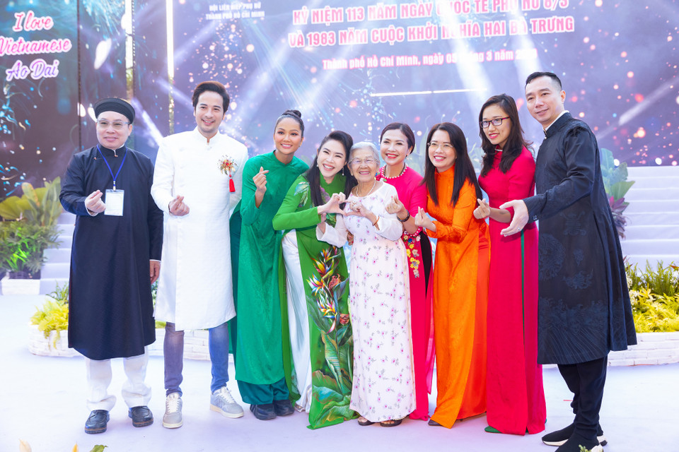 Đồng hành cùng lễ hội năm nay, H'Hen Niê cho hay cô chọn chiếc áo dài giản dị có mức giá tầm trung nhưng cô rất thích vì thấy đẹp phù hợp với vóc dáng. Đây cũng là kiểu áo dài mà H'Hen Niê thường mặc khi tham gia các hoạt động đời thường, mặc đi lễ hội. (Ảnh: CTV/Vietnam+)