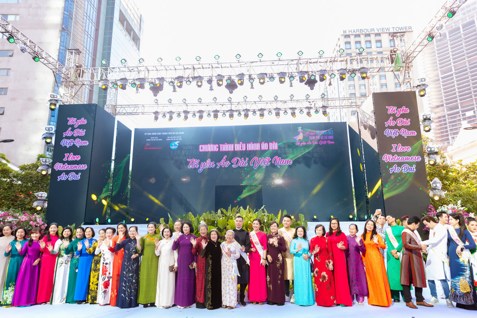 Tham gia lễ hội, mỗi người một màu sắc, một kiểu dáng, nhưng tất cả đều có chung tình yêu với áo dài truyền thống và vẻ đẹp bản sắc văn hóa dân tộc. (Ảnh: CTV/Vietnam+)