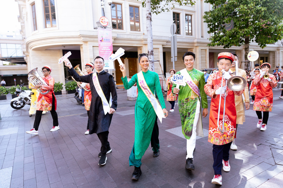 Người đẹp rạng rỡ cùng dòng người hát vang những bài hát ca ngợi vẻ đẹp phụ nữ. (Ảnh: CTV/Vietnam+)