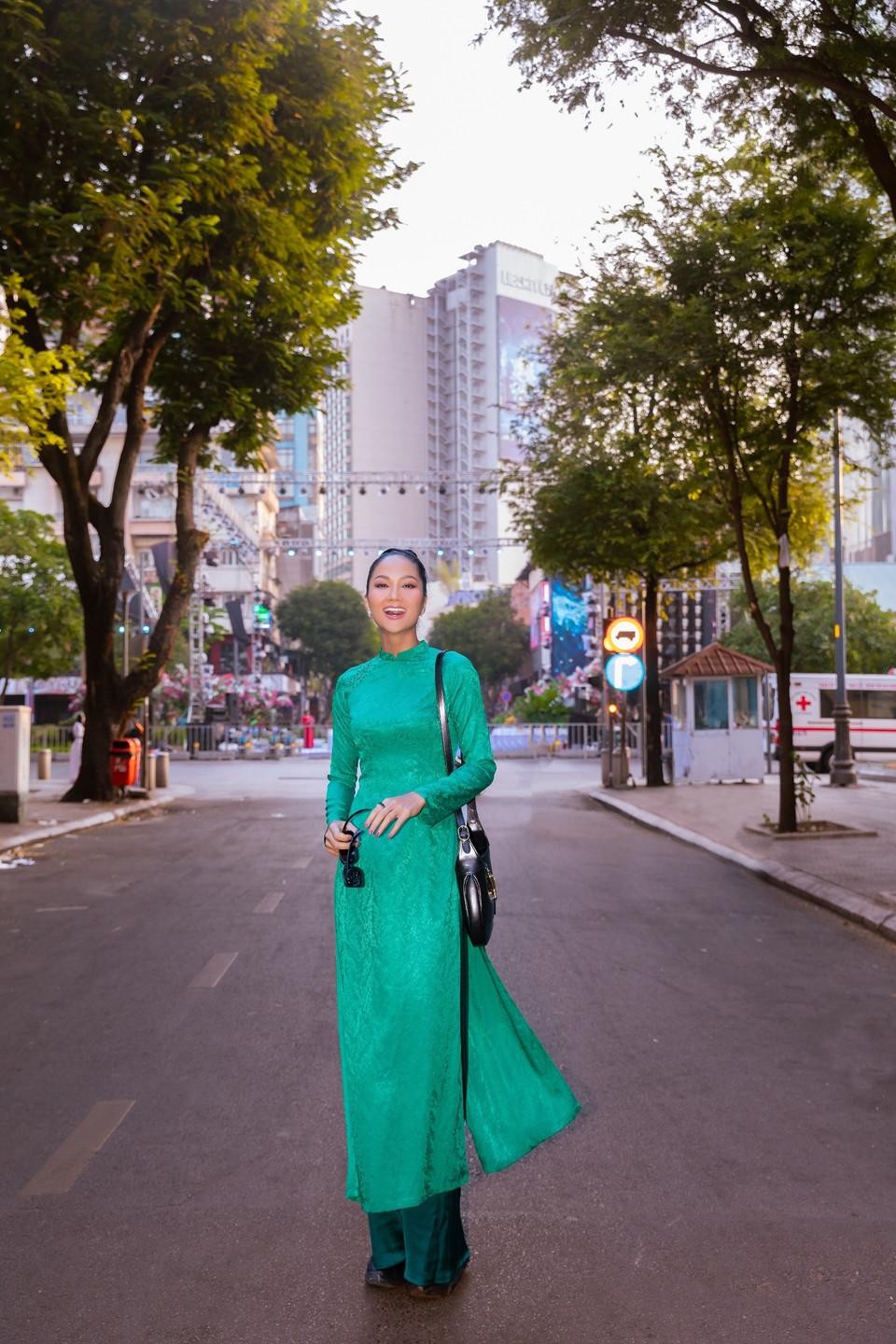 Áo dài và càphê là hai hoạt động mà H'Hen Niê đồng hành cùng để hưởng ứng tháng phụ nữ và mừng ngày quốc tế phụ nữ 08/03. (Ảnh: CTV/Vietnam+)