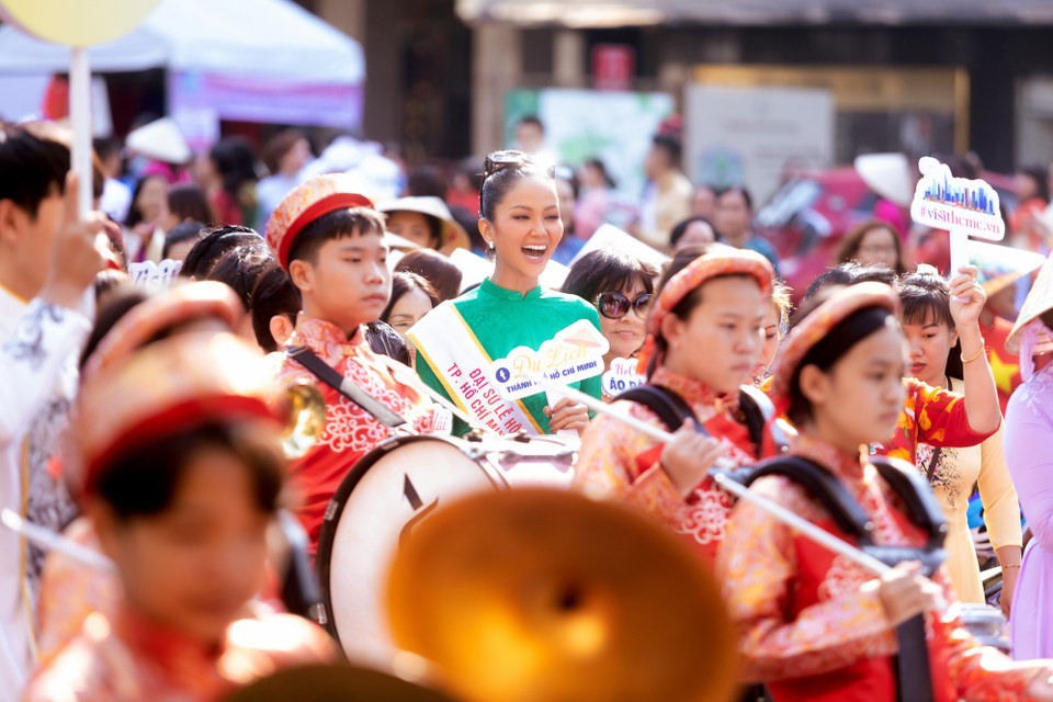 Có mặt tại nơi diễn ra hoạt động từ rất sớm, Hoa hậu H'Hen Niê cho biết cô rất hào hứng được diễu hành áo dài và cảm thấy tràn đầy năng lượng khi tham gia tuần lễ hội. (Ảnh: CTV/Vietnam+)