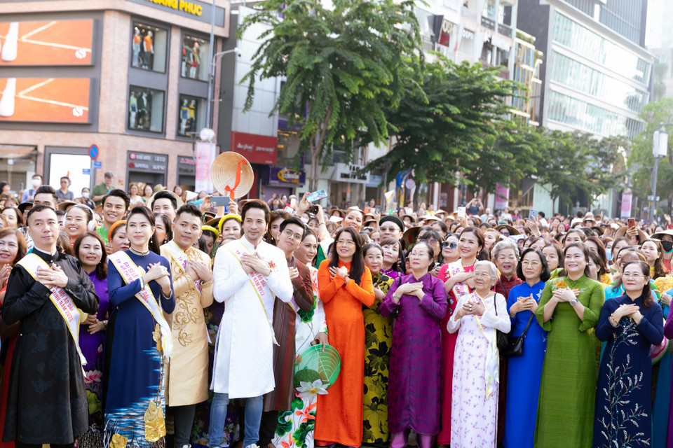 Gần 3.000 người gồm các đồng chí lãnh đạo thành phố, cơ quan ban ngành, đại sứ lễ hội áo dài, văn nghệ sỹ, người dân thành phố… cùng di chuyển qua các tuyến đường có các công trình, điểm kiến trúc biểu tượng của thành phố mang tên Bác. (Ảnh: CTV/Vietnam+)