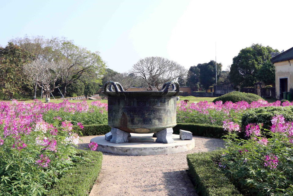 Vạc đồng được đúc năm 1659 thời chúa Nguyễn Phúc Tần. (Ảnh: Đỗ Trưởng/TTXVN)