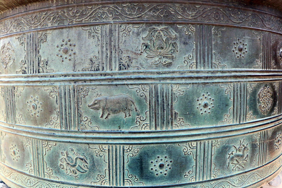 Hoa văn được chạm tinh xảo trên thân vạc đồng đặt tại sân điện Cần Chánh (Đại nội Huế). (Ảnh: Đỗ Trưởng/TTXVN)