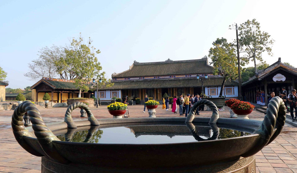 Cặp vạc đồng đặt tại sân điện Cần Chánh (Đại nội Huế) có bốn quai, xoắn hình dây thừng. (Ảnh: Đỗ Trưởng/TTXVN)