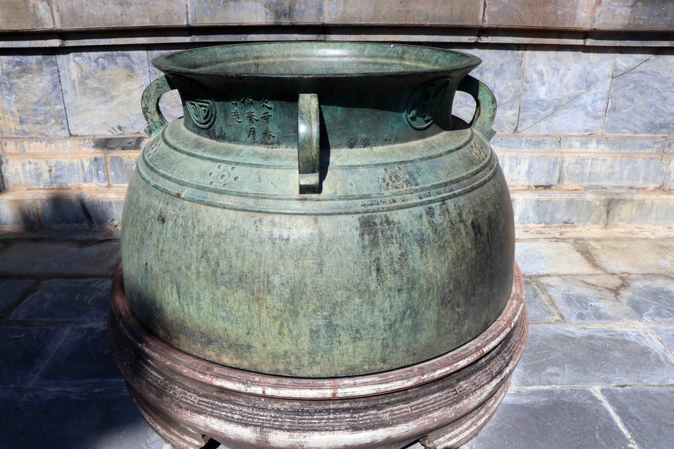 Vạc đồng được đúc năm 1631 thời chúa Nguyễn Phúc Nguyên, có hình chiếc nồi lớn hiện đặt tại Bảo tàng Cổ vật Cung đình Huế. (Ảnh: Đỗ Trưởng/TTXVN)