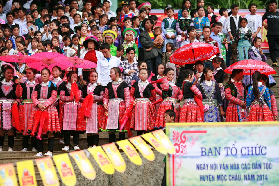Những sức màu rực rỡ trên sân vận động thị trấn Mộc Châu. (Ảnh:Xuân Mai/Vietnam+)