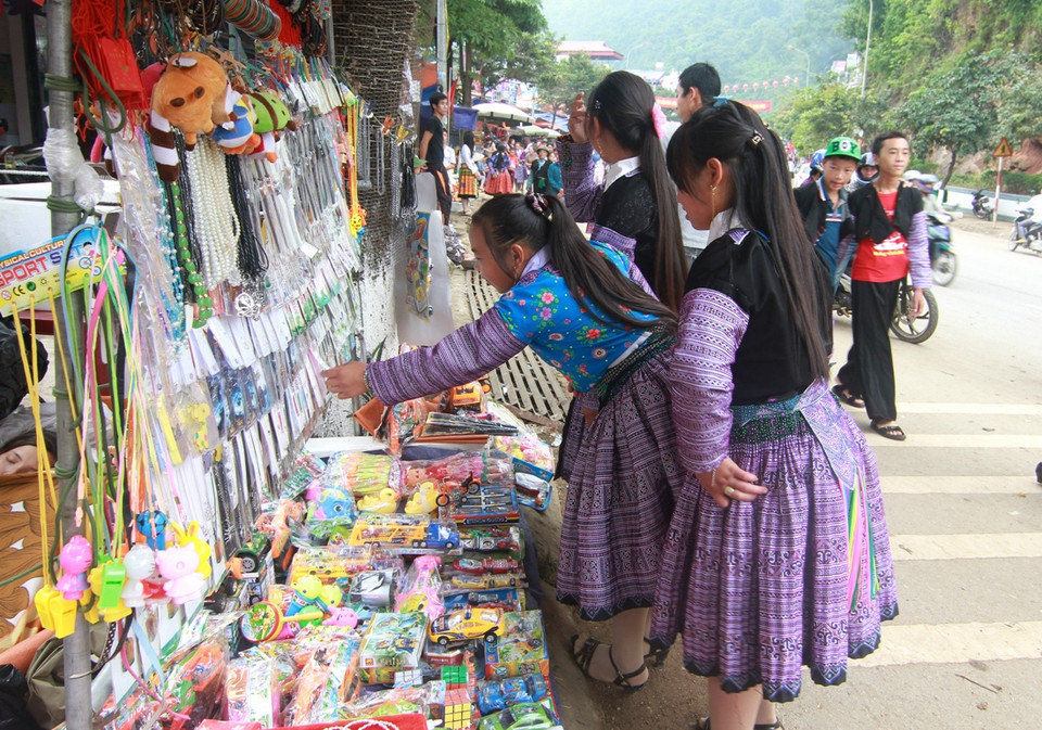 Rủ nhau đi mua sắm. (Ảnh:Xuân Mai/Vietnam+)