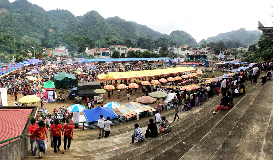 Toàn cảnh sân vận động thị trấn nông trường Mộc Châu ngày 01/9. (Ảnh:Xuân Mai/Vietnam+)