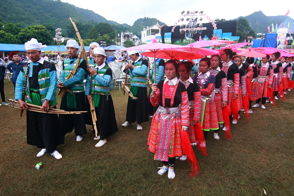 Các "nghệ sỹ" Mông chuẩn bị múa những điệu múa dân tộc. (Ảnh:Xuân Mai/Vietnam+)