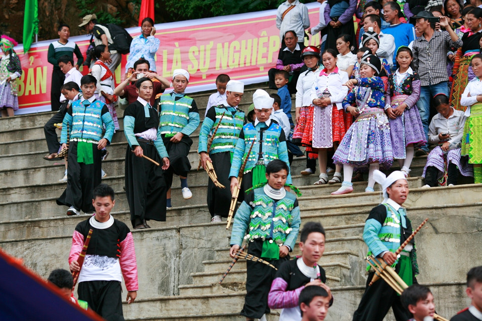 Các chàng Mông cũng điệu đà, đỏm dáng hơn trong phiên chợ tình lớn nhất năm. (Ảnh:Xuân Mai/Vietnam+)