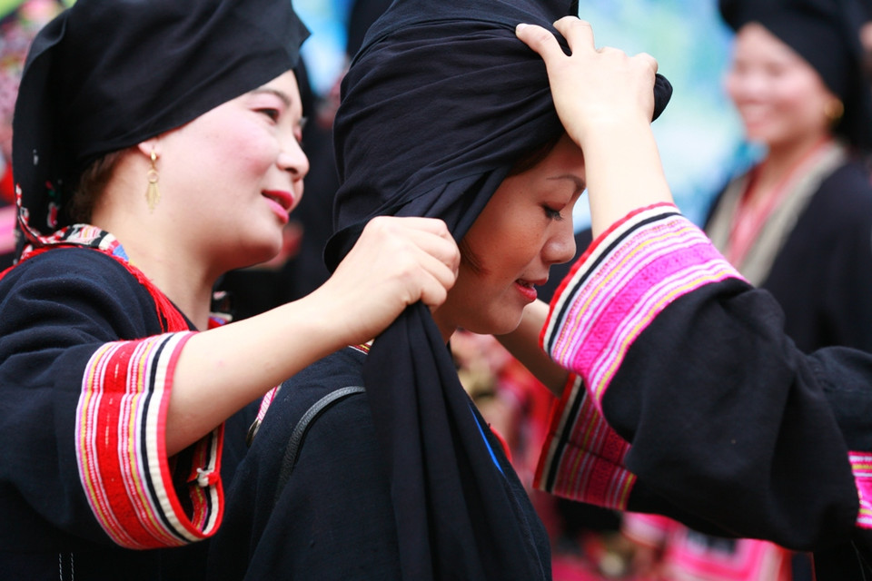 Cô gái Dao mặc trang phục truyền thống chuẩn bị đi diễu hành. (Ảnh:Xuân Mai/Vietnam+) 