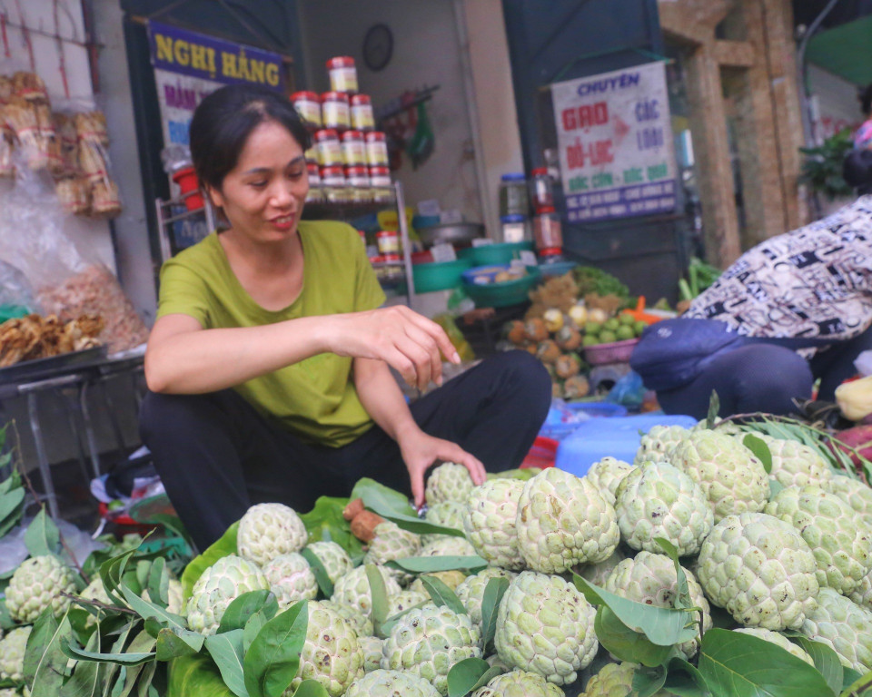 Lượng khách đi mua đồ không đông đúc như mọi năm. (Ảnh: Tuấn Đức/TTXVN)