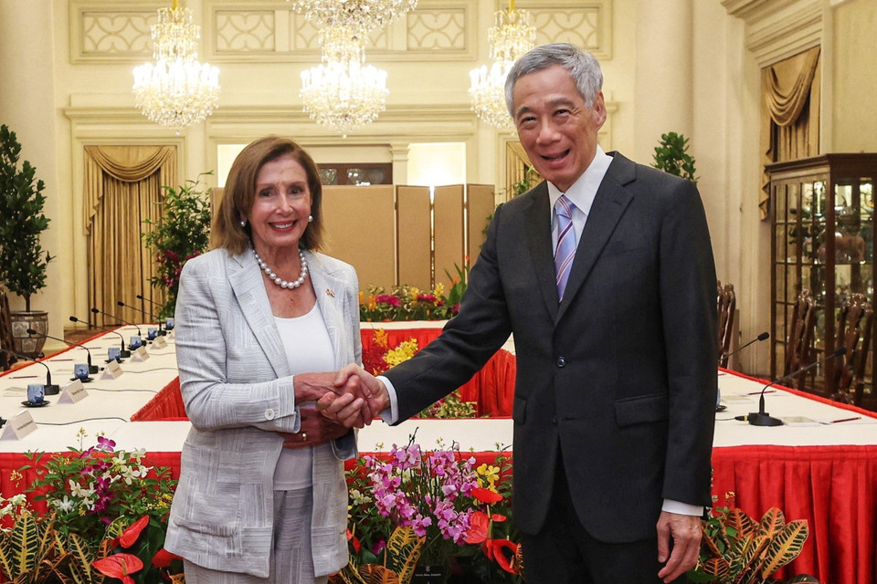 Chủ tịch Hạ viện Mỹ Nancy Pelosi ngày 1/8/2022 đã bắt đầu chuyến công du khu vực châu Á-Thái Bình Dương, với các điểm dừng tại Singapore, Malaysia, Hàn Quốc và Nhật Bản. Phái đoàn của Chủ tịch Pelosi sẽ tiến hành các cuộc họp cấp cao với lãnh đạo các nước, thảo luận vấn đề an ninh chung, quan hệ đối tác kinh tế ở khu vực Ấn Độ Dương-Thái Bình Dương, cách thức các nước có thể thúc đẩy hơn nữa những lợi ích và giá trị chung. Trong ảnh: Chủ tịch Hạ viện Mỹ Nancy Pelosi (trái) trong cuộc gặp Thủ tướng Singapore Lý Hiển Long tại Singapore City. (Ảnh: AFP/TTXVN)