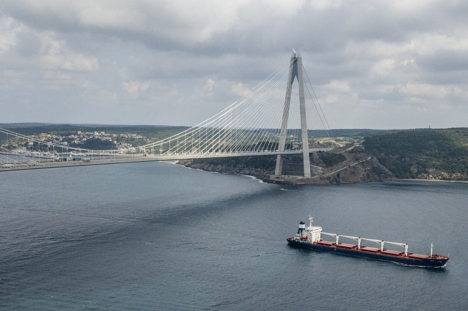 Chuyến tàu chở ngũ cốc xuất khẩu chính thức đầu tiên của Ukraine kể từ khi bùng phát cuộc xung đột ở nước này, đã rời cảng Odessa, tới lãnh hải Thổ Nhĩ Kỳ (ảnh) ngày 2/8/2022 theo thỏa thuận được LHQ bảo trợ. Tàu Razoni mang cờ Sierra Leon dự kiến sẽ trải qua cuộc kiểm tra ngày 3/8 ở gần thành phố Istanbul, trước khi tiếp tục hành trình đưa 26.000 tấn ngô tới thành phố Tripoli của Liban. (Ảnh: AFP/TTXVN)