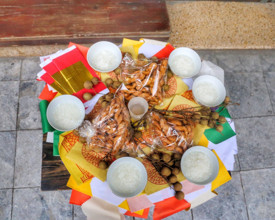 Một mâm cúng chúng sinh trong lễ Vu Lan. (Ảnh: Tuấn Đức/TTXVN)