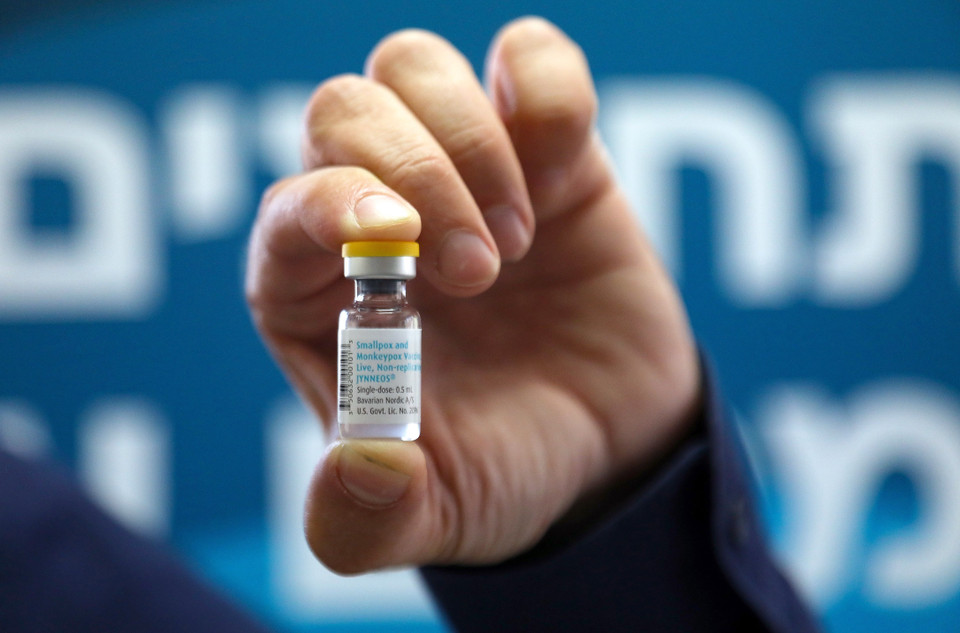 Sau khi Tổ chức Y tế Thế giới ngày 23/7/2022 ban bố tình trạng khẩn cấp y tế toàn cầu (mức cảnh báo cao nhất) đối với bệnh đậu mùa khỉ, nhiều quốc gia triển khai các biện pháp ứng phó với dịch bệnh đang lây lan nhanh. Trong ảnh: Vaccine phòng bệnh đậu mùa khỉ tại một trung tâm y tế ở Tel Aviv, Israel.( Ảnh: THX/TTXVN)