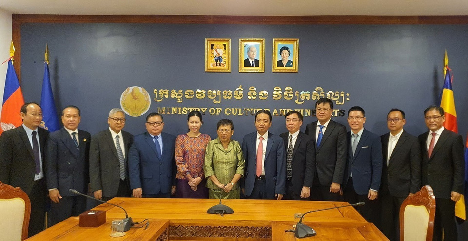 Đoàn đại biểu Bộ Văn hóa, Thể Thao và Du lịch Việt Nam do Thứ trưởng Hoàng Đạo Cương dẫn đầu tại trụ sở Bộ Văn hóa và Nghệ thuật Campuchia . (Ảnh: Nguyễn Vũ Hùng/TTXVN)