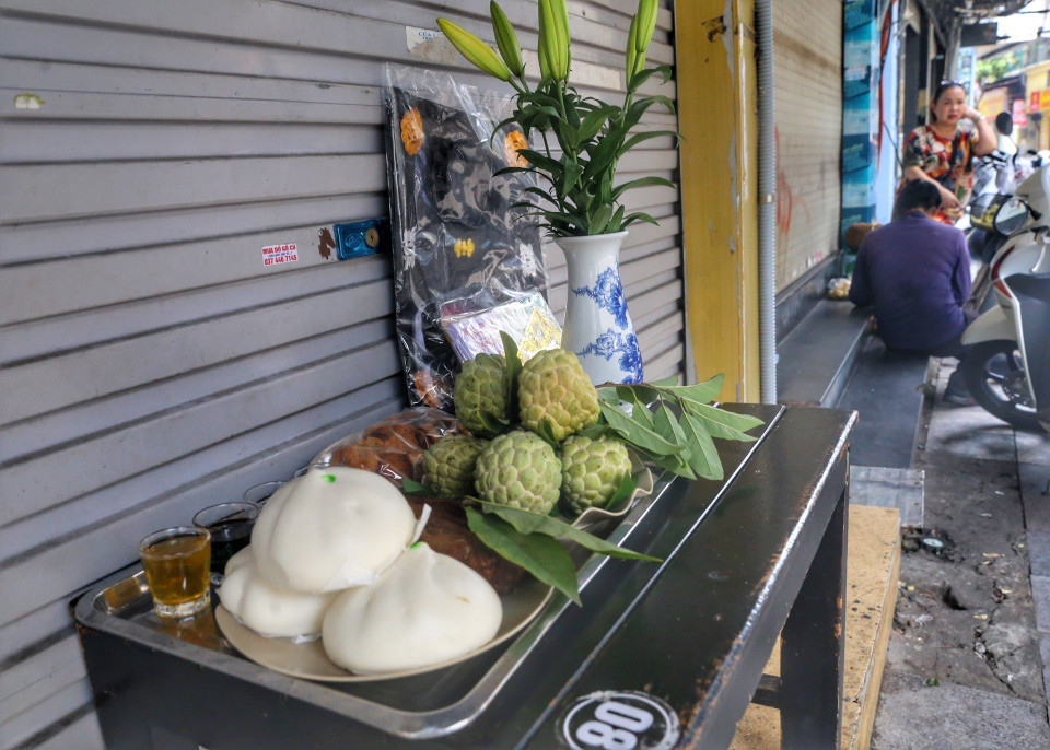 Một mâm cúng lễ Vu Lan của người dân trên phố Lương Ngọc Quyến.(Ảnh: Tuấn Đức/TTXVN)