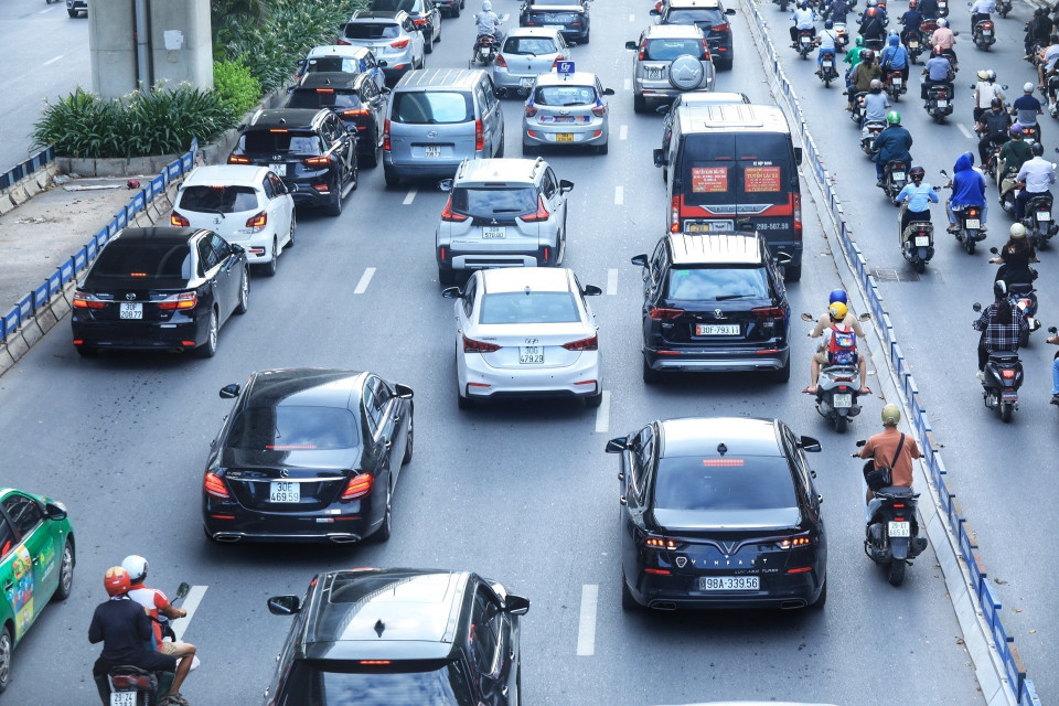 Vẫn còn nhiều người tham gia giao thông không đi theo làn đường quy định.(Ảnh: Tuấn Anh/TTXVN)