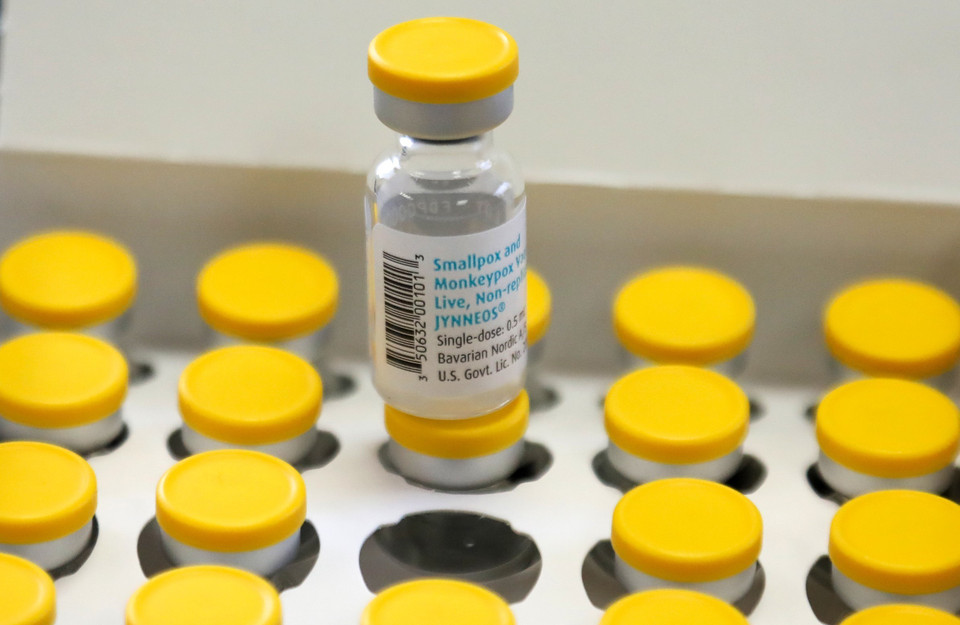 Sau khi Tổ chức Y tế Thế giới ngày 23/7/2022 ban bố tình trạng khẩn cấp y tế toàn cầu (mức cảnh báo cao nhất) đối với bệnh đậu mùa khỉ, nhiều quốc gia triển khai các biện pháp ứng phó với dịch bệnh đang lây lan nhanh. Trong ảnh: Vaccine phòng bệnh đậu mùa khỉ tại một trung tâm y tế ở Tel Aviv, Israel. (Ảnh: THX/TTXVN)