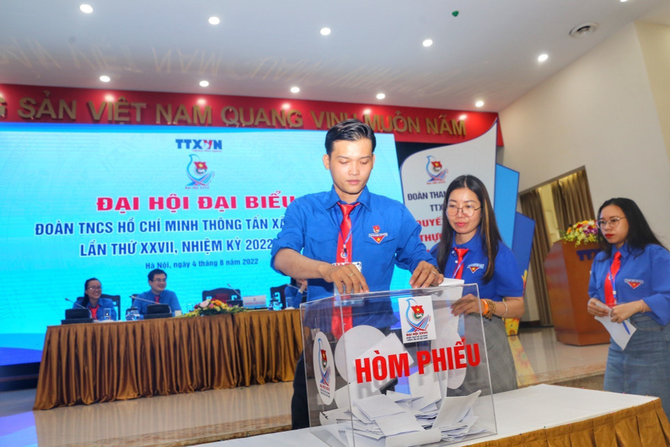 Các đại biểu bỏ phiếu bầu Ban Chấp hành Đoàn Thanh niên TTXVN nhiệm kỳ 2022-2027. (Ảnh: Tuấn Đức/TTXVN)