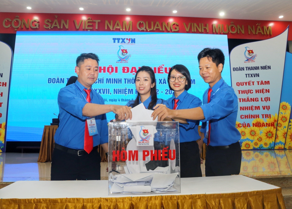 Các đại biểu bỏ phiếu bầu Ban Chấp hành Đoàn Thanh niên TTXVN nhiệm kỳ 2022-2027. (Ảnh: Tuấn Đức/TTXVN)