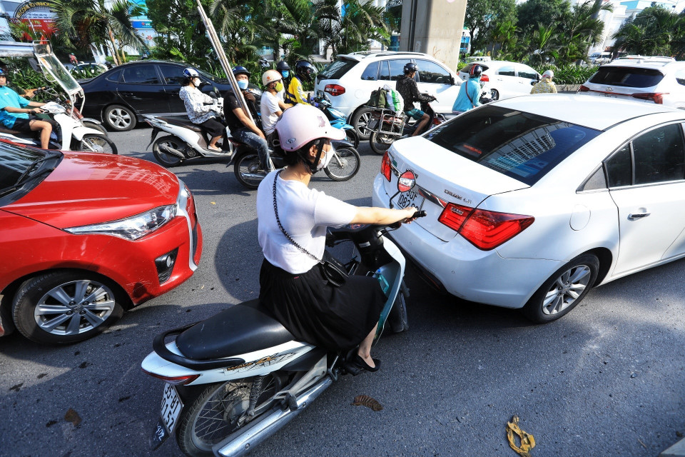 Vẫn còn nhiều người tham gia giao thông không đi theo làn đường quy định.(Ảnh: Tuấn Anh/TTXVN)