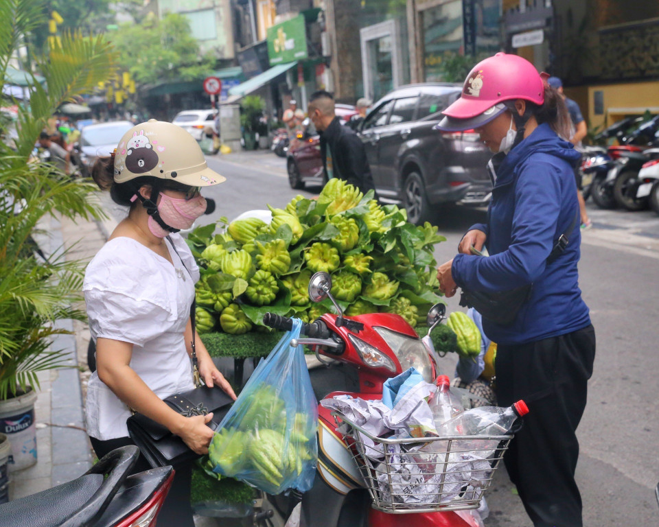 Quả Phật thủ được nhiều người dân lựa chọn cúng lễ Vu Lan.(Ảnh: Tuấn Đức/TTXVN)