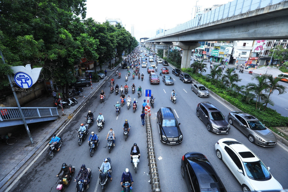 Cảnh ùn tắc được giảm bớt sau khi Sở Giao thông Vận tải Hà Nội tổ chức phân làn. (Ảnh: Tuấn Anh/TTXVN)