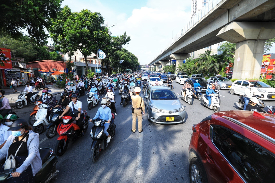 Lực lượng Cảnh sát giao thông hướng dẫn người dân đi theo làn đường quy định. (Ảnh: Tuấn Anh/TTXVN)